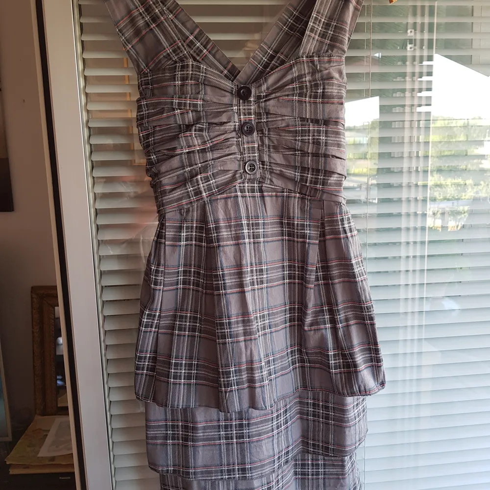 Snygg och annorlunda klänning som jag köpt på Tradera men som var för liten till mej. Stl. L men väldigt liten i storlek. Fint använt skick.. Klänningar.