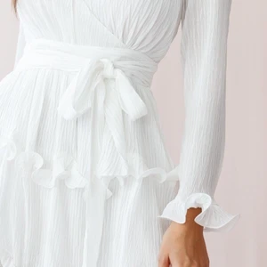 Vit somrig klänning  - Jag använde denna klänningen på min konfirmation, efter det är den alldrig använd. Den är i nyskick. Nypris är 900 kr, säljer för 350+ frakt. 