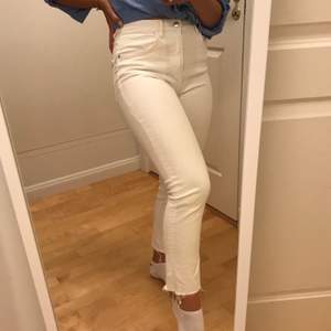 Galet snygga vita jeans från Zara i storlek 36. Knappt använda därav anledningen till försjälning. Köparen står för frakten
