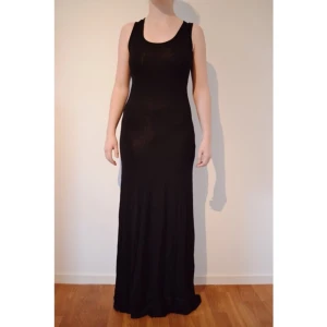  - Svart maxiklänning i trikåtyg, väldigt skön och mjuk, storlek XS/S