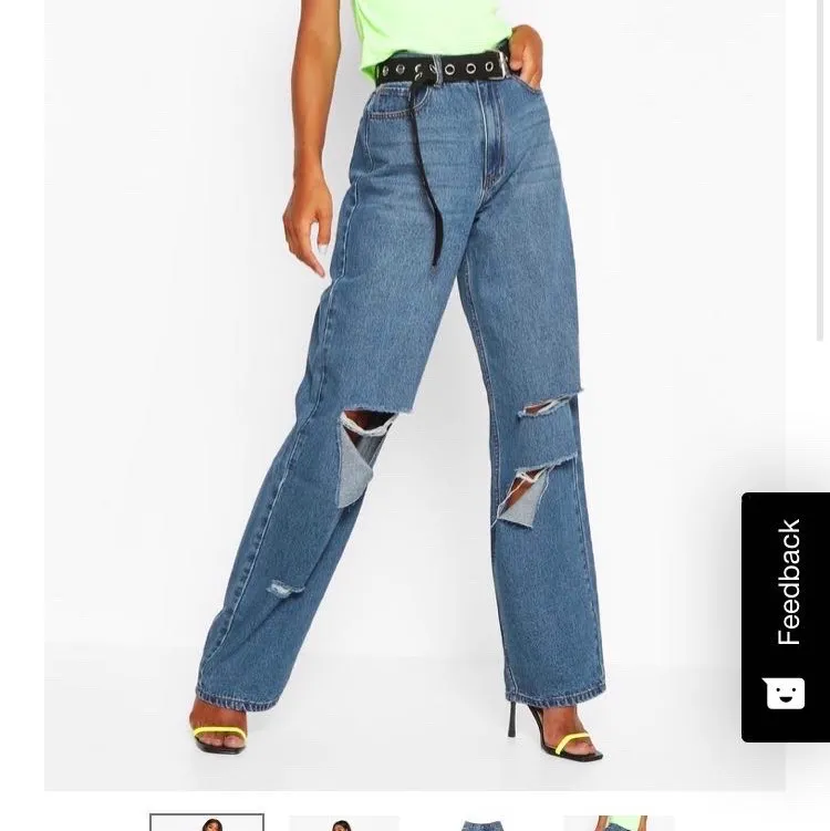 Säljer nu dessa snygga väl efterfrågade jeansen från bohoo! Då dem är för långa för mig som är 158! Helt nya och har kvar förpackningen på jeansen då jag fick hem förra veckan!🦋🦋st:34!! Skulle säga att det passar även 36!! Frakt:80 kr!! BUDA från;250. Jeans & Byxor.