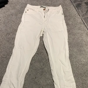 Vita jeans  - Ett par vita Molly jeans ifårn Ginatricot🌸