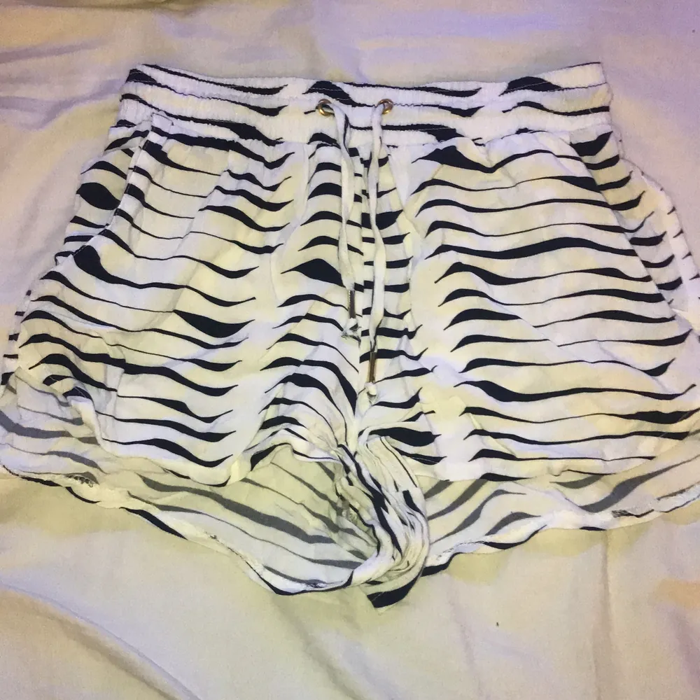 Söta luftiga och somriga shorts. Använda ca 5 gånger. I bra skick. Shortsit.
