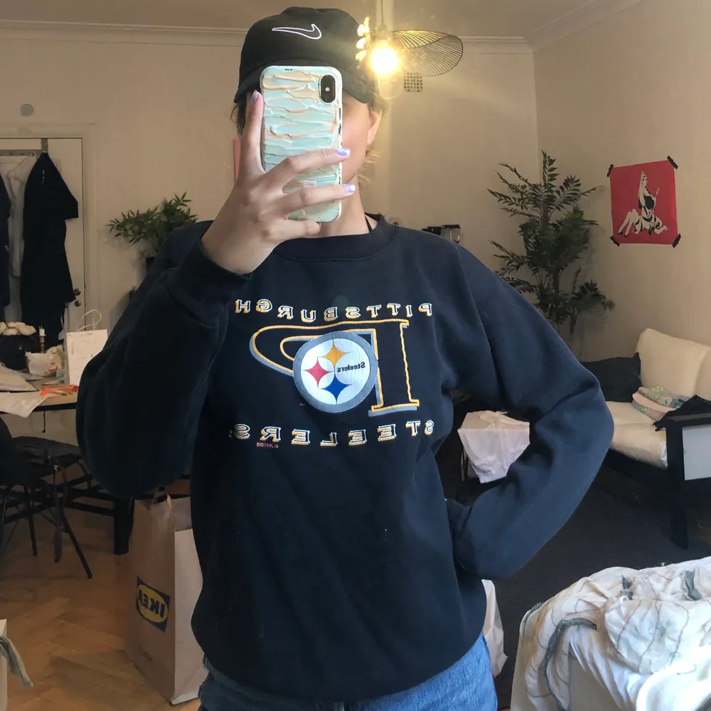 Vintage sweatshirt/collegetröja med Pittsburgh Steelers tryck! Köpt på Beyond Retro för ca 350:- 🧡 frakt är inräknat i priset! BUD: 380:-. Hoodies.