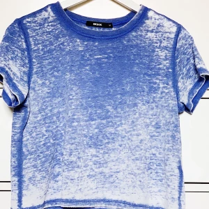 Blå topp  - Skitcool mindre lite croppad topp som funkar för S-M. Tyget är blått med ett urtvättat mönster. Snyggt att matcha till baggy jeans eller liknande! Pris kan diskuteras & köparen står för frakten;) 
