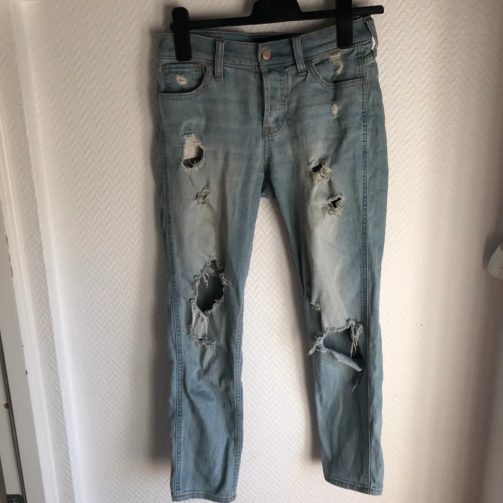 Boyfriend-jeans med massa slitningar!! Storlek 0/XS. Passar även en liten S. Frakt tillkommer (63 kr, spårbart) Skriv om ni har frågor eller vill ha fler bilder! 💗🌸. Jeans & Byxor.