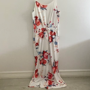 Blommig byxdress - Blommig byxdress i strechigt material från okänt märke:) Frakt: 60kr