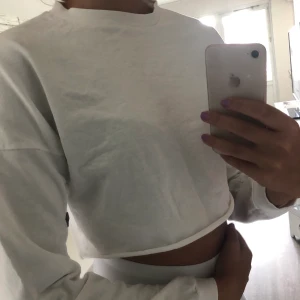 Crop top  - Tänkte kolla om det finns någon som är intreserad av att köpa denna fina crop top från nelly. Jag är forfrande lite kluven om jag vill sälja den men då jag inte använder den så mycket så tänkte jag kolla om någon är intreserad. Skriv privat till mig isf:)