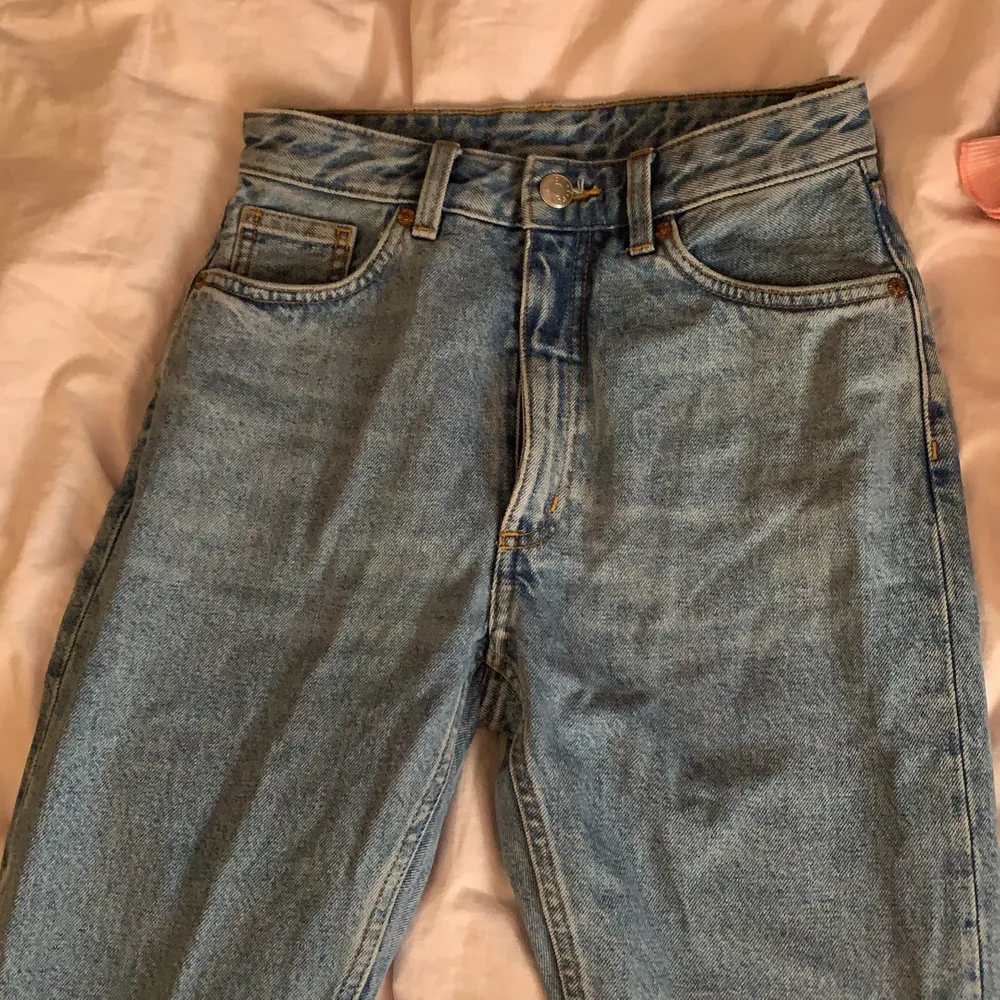 Säljer dessa superfina populära jeans ifrån monki! Sitter superfint & lagom längd! Färgen framkommer inte rätt i bilderna så skriv privat för fler bilder 💓. Jeans & Byxor.