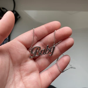 Silverhalsband med text - Silverhalsband med texten ”baby” på:) (inte äkta) Frakt: 11kr