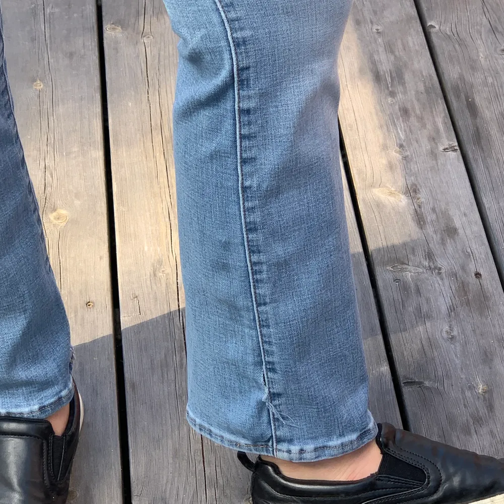 levis jeans som tyvär blivit försmå (är 160). jätte bekväma och snygga. då byxorna är stretchiga har dem blivit utöjda på vissa ställen men syns inte när man har dem på sig. dem har  tyvär även ett hål på höger sida. frakten ingår i priset🌸. Jeans & Byxor.