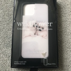 Wildflower Baby Seal Iphone 11 pro case - Säljer detta helt nya/oanvända mobilskal från Wildflower till iphone 11 pro. Jättegulligt skal med babysälar. Bud i kommentarerna. Startbud: 100kr🦋🦋💜💜
