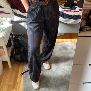 Kostymbyxor  - Kostymbyxor från Na-kd. Säljer då de är för stora. I oanvänt skick❤️ liten fraktkostnad tillkommer.