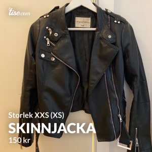 Skinnjacka  - Svart skinnjacka. Använt några gånger, bra skick. XXS men är som XS. Fraktkostnad tillkommer 