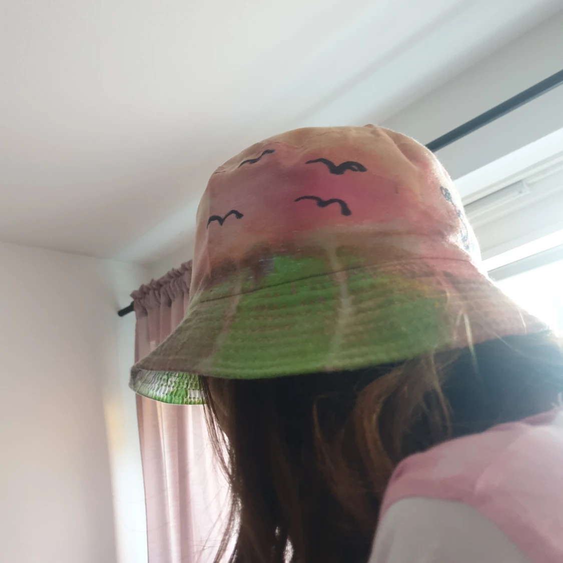 Solhatt med tie die färg och det är bud  - 90