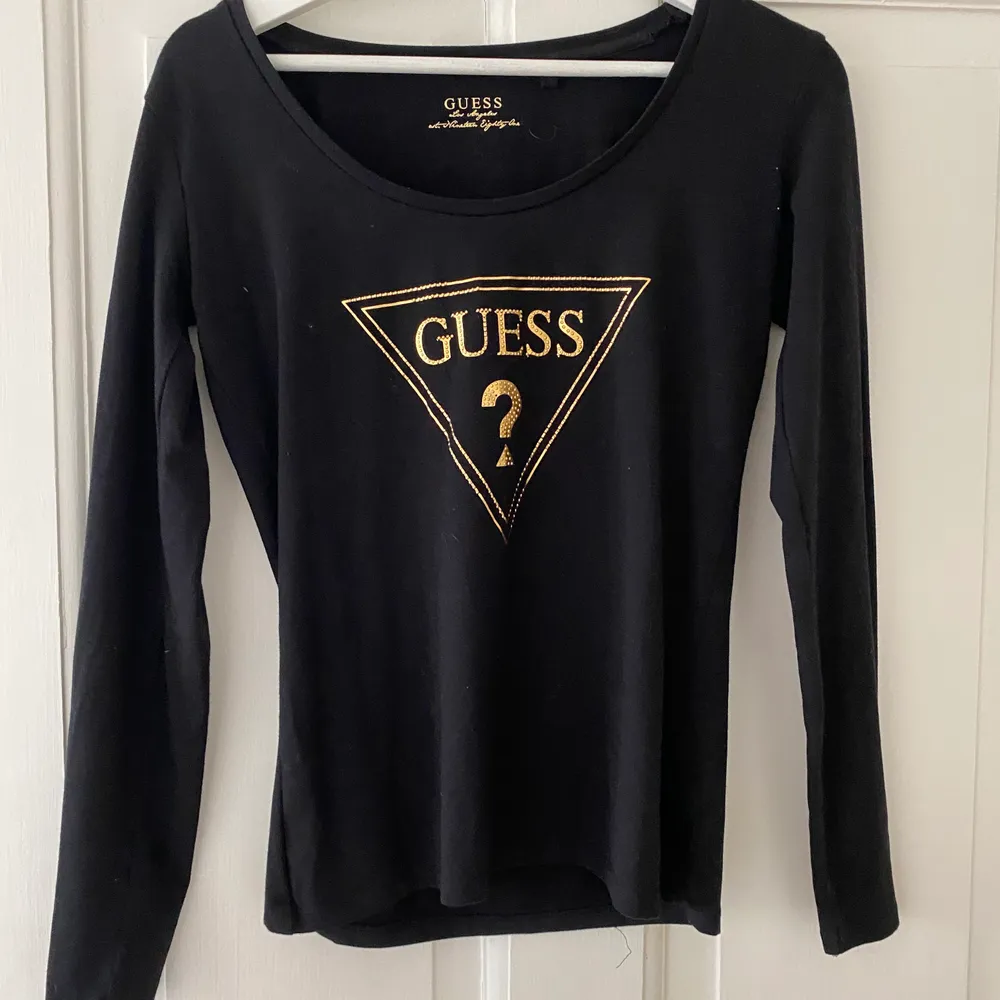 En superfin Guess tröja men den har inte kommit till användning så därför säljer jag den. . Toppar.