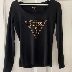 En superfin Guess tröja men den har inte kommit till användning så därför säljer jag den. 