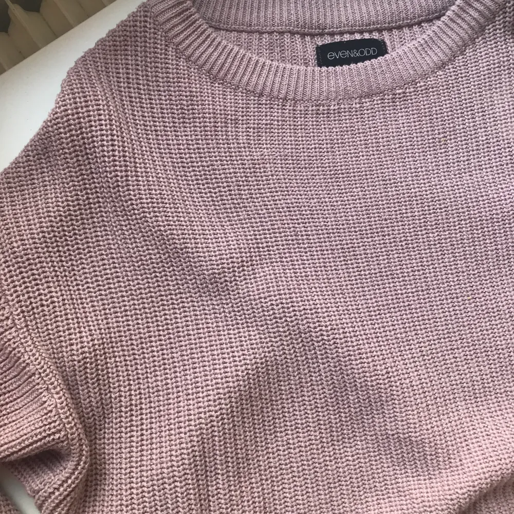 En kortare rosa stickad tröja från even&odd, köpt på Zalando. Endast använd ett fåtal gånger, i väldigt fint skick. Nypris 249kr, säljes för 100, köparen står för frakt. Stickat.