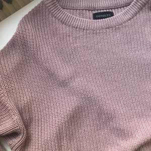 En kortare rosa stickad tröja från even&odd, köpt på Zalando. Endast använd ett fåtal gånger, i väldigt fint skick. Nypris 249kr, säljes för 100, köparen står för frakt