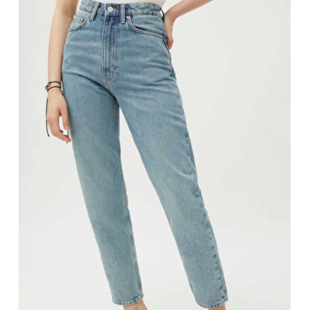 Säljer dessa fina ”mom” jeans i modellen Lash från Weekday. Använd 4-5ggr, bra skick! Nypris 500kr säljer för 250 kr ink frakt. (68kr frakt) Möts i Slussen! ☺️. Jeans & Byxor.