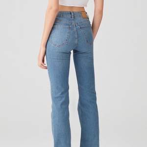 Säljer dessa jeans som aldrig använts. Storlek 32 men mer som 34 då den är lite större i storleken.
