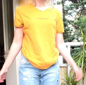 Reebok t-shirt - En gul/orange t-shirt. Köp på secondhand. XL men sitter som M.