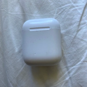 Intressekoll riktiga airpods - Intressekoll på mina gamla airpods! Halv bra ljud och kan höras it lite om man har för högt på. Även lite smutsiga men det han jag försöka göra rent om jag säljer dom. Skriv om intresserad så diskuterar vi priset!