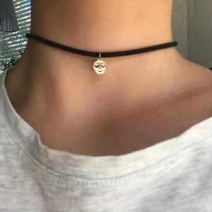 Choker - Choker med en guldig liten smiley med hjärtögon. 15kr + frakt 11kr (tar bara swish)