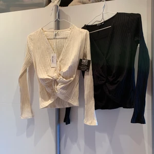 Nelly toppar  - Super fina långarmade toppar från Nelly. 1- cremevit 2- svart. Aldrig använda & prislappen finns kvar. Paket pris - 149 kr.