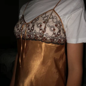 Slipdress - Jättefin slippdress köpt secondhand! Står att det är strl 10 UK vilket motsvarar M i Sverige tycker dock den är mer S men passar båda!:) Köparen betalar frakt!💜