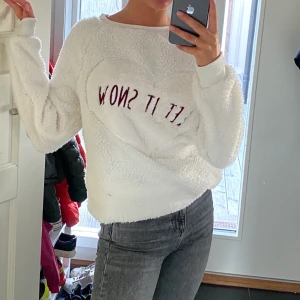 Fluffig vit myströja i storlek S ifrån Hunkemöller - Fluffig vit myströja i storlek S ifrån Hunkemöller Använd : nej Anledning för försäljning : kommer inte till användning Hur är storleken : Det är en oversized S modell. Så funkar även för M Jag : 162 Originalpris : ??? Gissar på runt 400 Frakt betalas av köparen och ingår inte i det nuvarande priset 