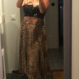  Plisserad kjol  -  Säljer min Plisserade kjol för används ej längre, storleken är L men passar som en S-L 