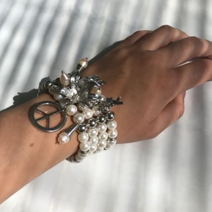 Armband  - Ett pärlarmband med massa små detaljer. 20kr + frakt 11kr (tar bara swish)