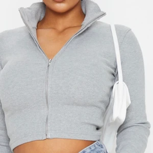 Topp - Oanvänd zip topp, jätte snygg men satt inte så tight som jag ville på mig, en aning stor, storlek 12 motsvarar en M ungerfär 🥰💗 frakt 44kr