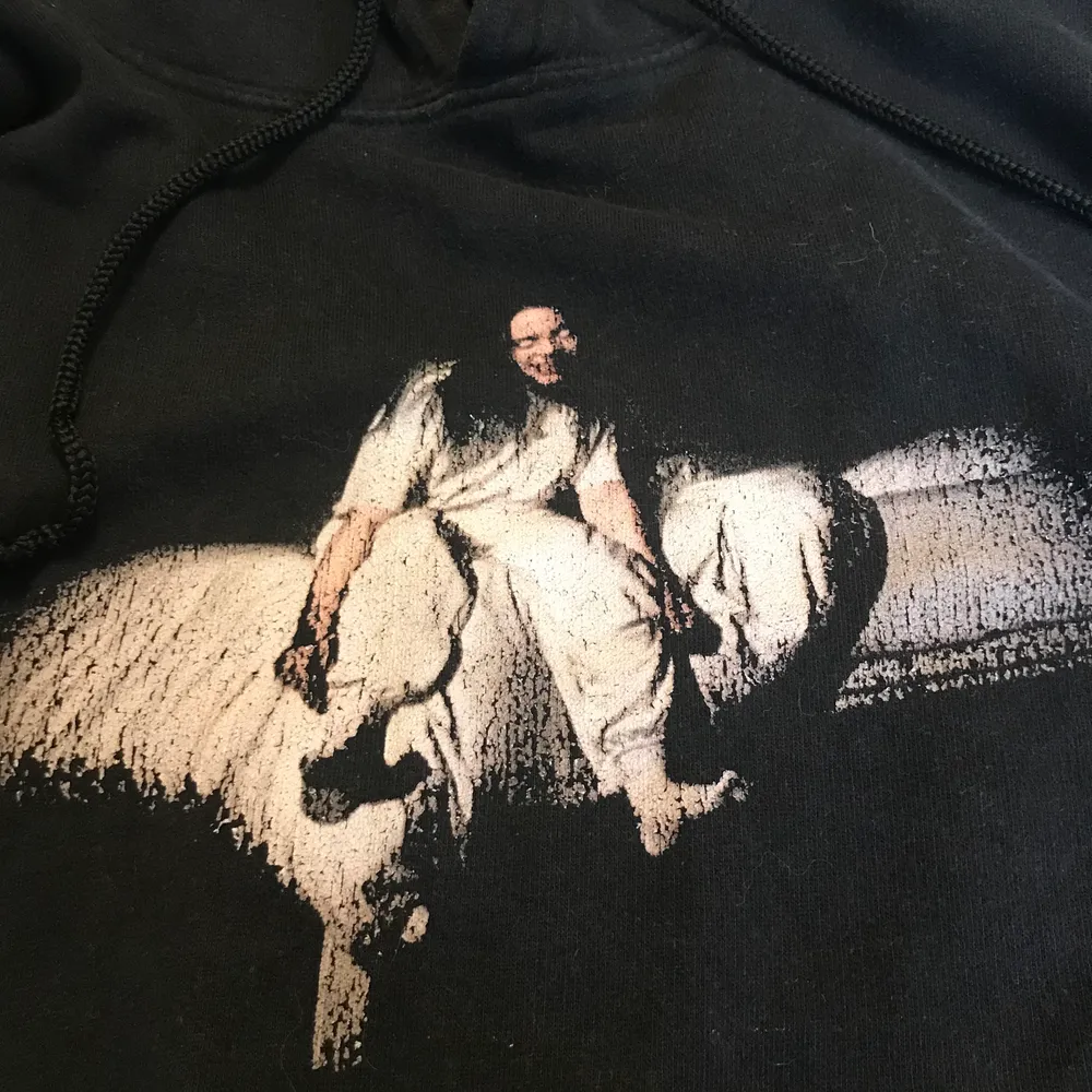 Billie eilish hoodie i storlek M, använd ett fåtal gånger dock är trycket och texten spruckna 💕 150kr + frakt . Hoodies.