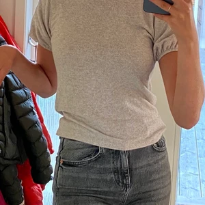 Zara puffärm beige topp S - Puffärmar beige tätstickad tröja ifrån Zara i storlek S Använd? Max 10 gånger. Ser ut som nyskick Anledning för försäljning : kommer inte till användning Hur är storleken? Jag som har minsta storleken i majoriteten av kläder passar den bra på, även om den är S. Den är en väldigt töjbar tröja och lite längre så funkar även på de som brukar ha S Jag :162cm Originalpris : 199kr Frakt betalas av köparen och ingår inte i nuvarande priset