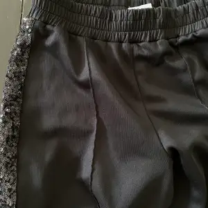 Jättesnygga svarta,raka byxor från bikbok med glitterdetalj på sidorna! 🖤 frakt tillkommer 📦 