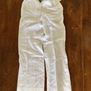 Linnebyxor hm 36 - Linnebyxor i 100% linne. Vita från HM storlek 36. Dragkedja i sidan o knapp. Vida härliga byxben Beninnerlängd 78 cm. Frakt tillkommer med 50kr. 