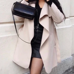 Beige kappa - Säljer min beiga tunna kappa, perfekt inför hösten! Använd fåtal ggr, bra skick. Passar S/M. Kan även tänka mig att sälja väskan, hojta till vid intresse! 