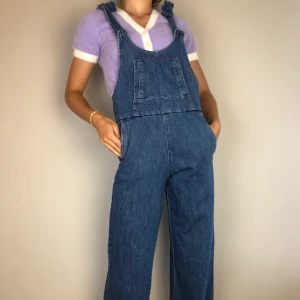 Jeans Byxdress  - Har två rosetter på axlarna, cropad längst ner! Buda i kommentarerna eller medela mig :)