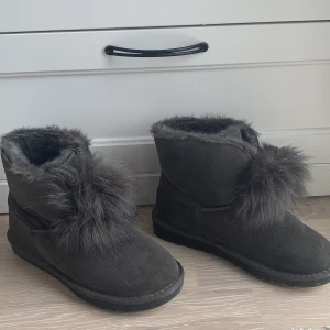 Snygga skor  - Säljer dessa par skor pga att dom inte passar mig längre jag har använt dom några gånger men dom är fortfarande i väldigt bra skick. Frakt tillkommer, frakten ligger på ungefär 50-60kr