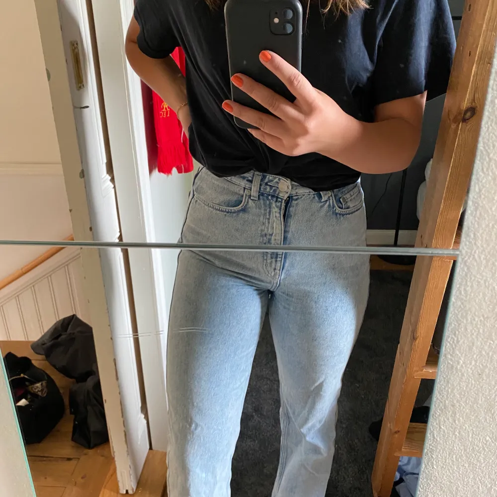 Mina fina jeans från Weekday i min favorimodell, Row, är för små 🥺 Passar till allt och sitter supersnyggt, och är i jätte fint skick. Jeans & Byxor.