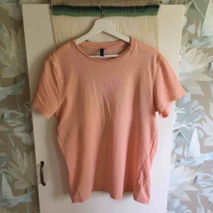  - Skön t-shirt från HM. Kan få paketpris om du väljer flera t-shirts.