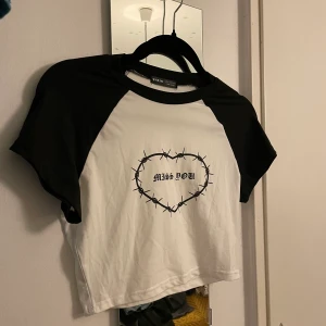 Croptop - Söt croptop från Shein, aldrig använd. Är en storlek M men passar mer som en S