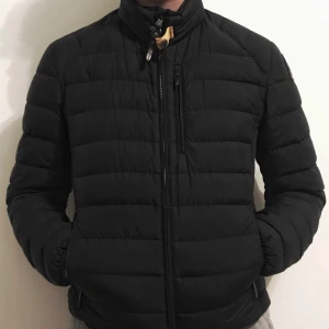 Parajumper jacka - Parajumper jacka. Storlek S, säljer pga inte används längre.   Ops 2 små små hål på armen som inte syns alls.  !!!BUDA PÅ!!!  ENDAST swish🤩