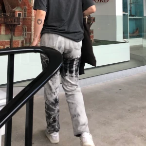 SLUTSÅLDA tye die rowe jeans från weekday - Säljer dessa svinsnygga jeans från weekday i modellen rowe storlek W27L30. Världens coolaste jeans som är slutsålda, köpta i ca september och endast använda en gång. 