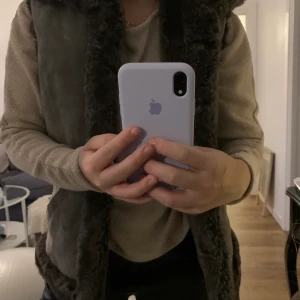 väst i äkta mocka  - Säljer min mammas väst i äkta mocka. Kostade ca 1500kr men säljs för 500kr + frakt. Håller värmen jätte bra och är i storlek s men passar även xs