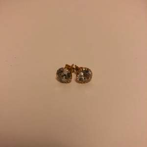 Guldfärgade örhängen i äkta silver från Glitter. Aldrig använda. Säg ett pris inklusive frakt!