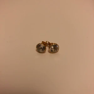 Örhängen - Guldfärgade örhängen i äkta silver från Glitter. Aldrig använda. Säg ett pris inklusive frakt!