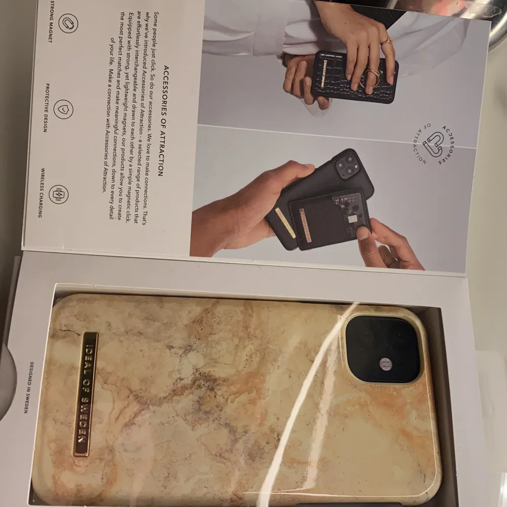 Ett sprillans nytt skal med en oöppnad förpackning . Skalet heter sandstorm marble och är för en iPhone 11 och passar även XR. Övrigt.